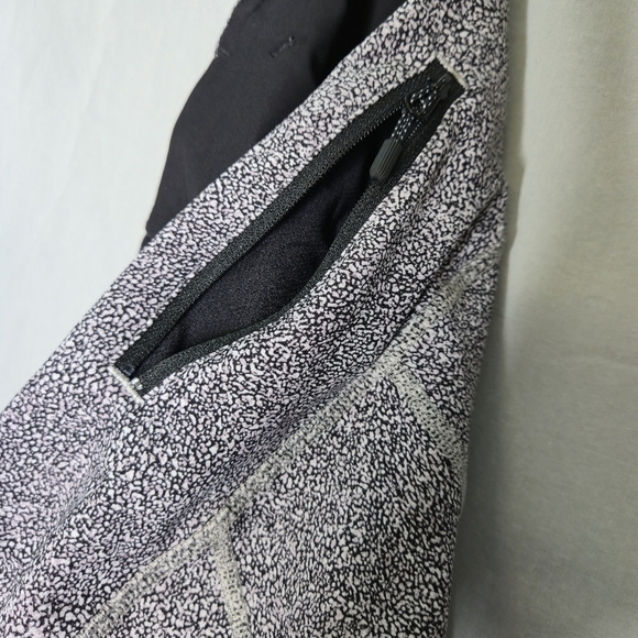 Lululemon Pace Rival Crop Back Zip Pocket White/Black Style W6ABPS size 6 - Picture 11 of 12